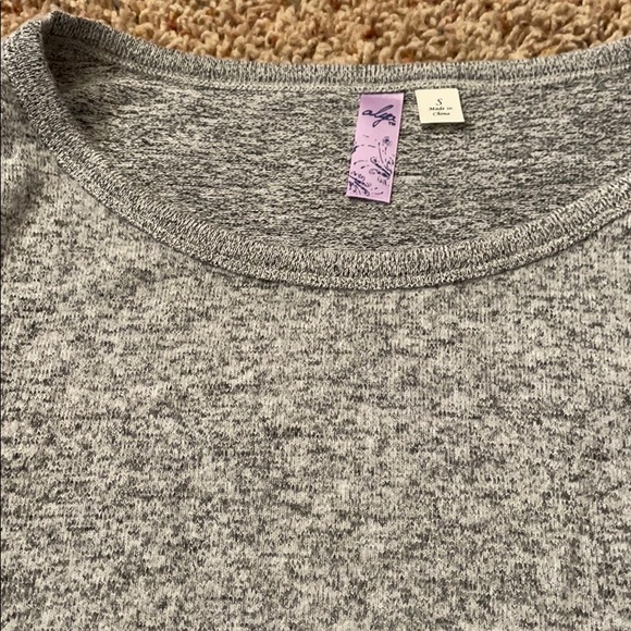 Cold shoulder embroidered sweater - Picture 4 of 5